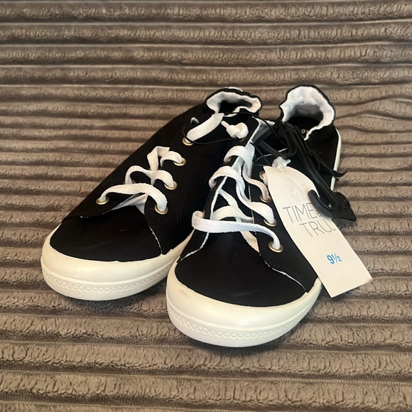 Time & Tru black & white slide ons NWT - Picture 2 of 4
